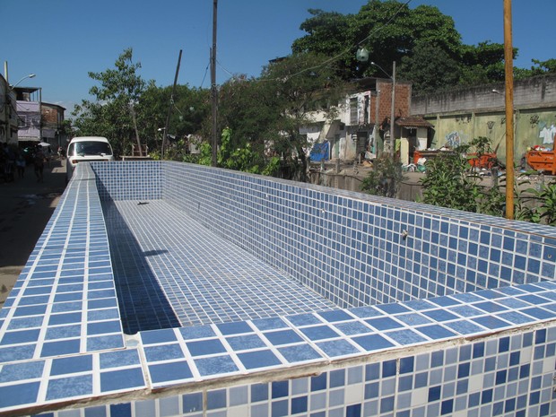 Área de lazer de traficantes do Jacarezinho tem piscina azulejada do tamanho de um ônibus (Foto: Alba Valéria Mendonça/ G1)