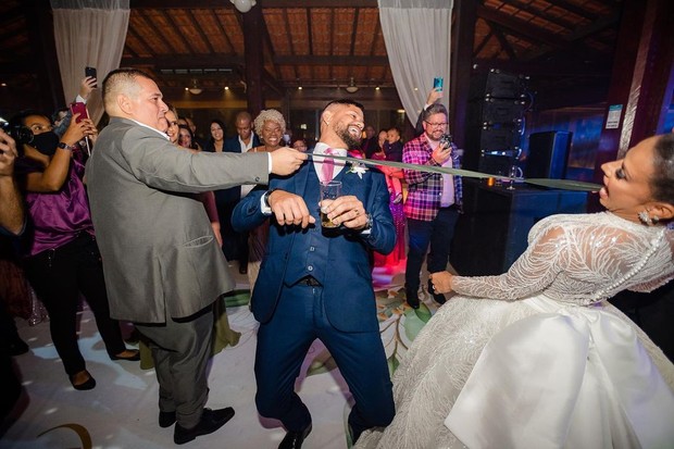 Viviane Araújo e Guilherme Militão dançam em casamento (Foto: Stevez Foto e Filme)