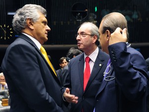 O líder do PMDB, Eduardo Cunha (RJ), entre os deputados Ronaldo Caiado (DEM-GO) e Eudes Paiva (PSD-SP) durante votação da MP dos Portos (Foto: Gustavo Lima/Ag. Câmara)