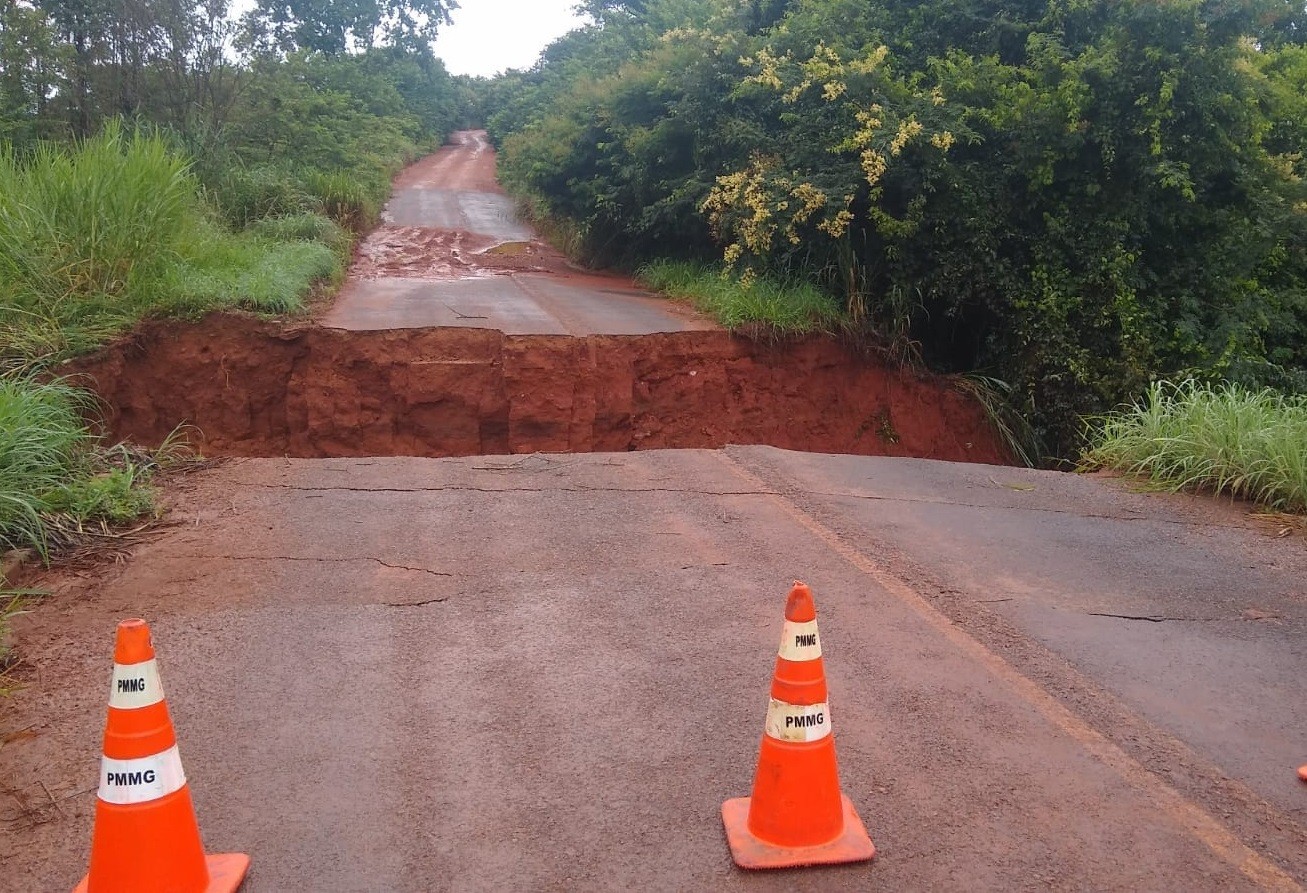 Parte da LMG-746 é interditada após forte chuva em Grupiara