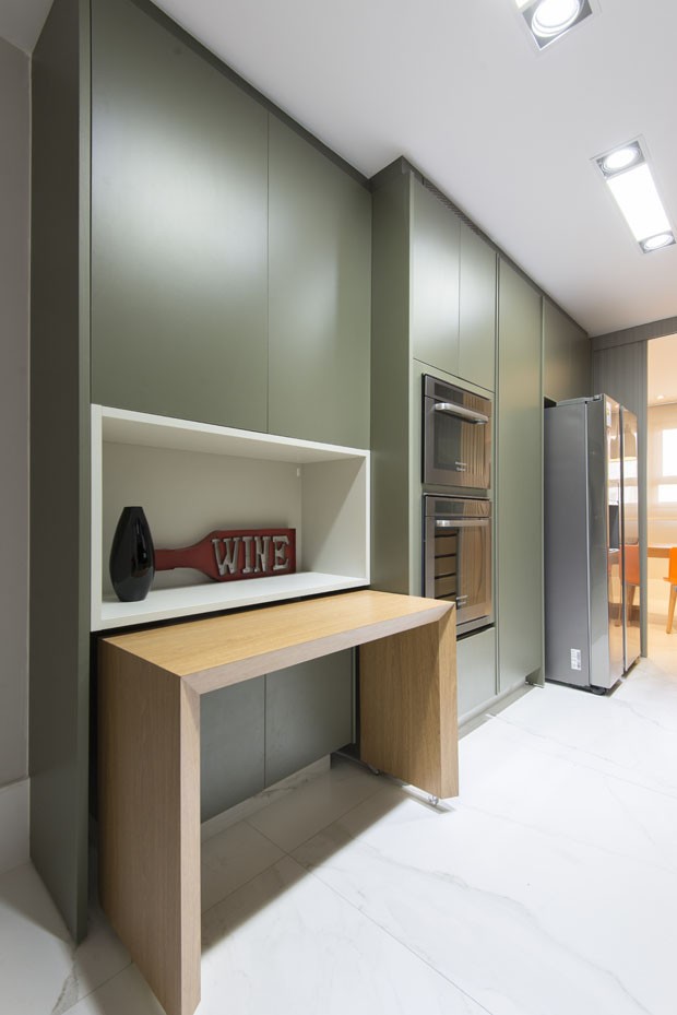 Marcenaria inteligente e pontos de cor transformam apartamento em SP (Foto: Edson Ferreira)