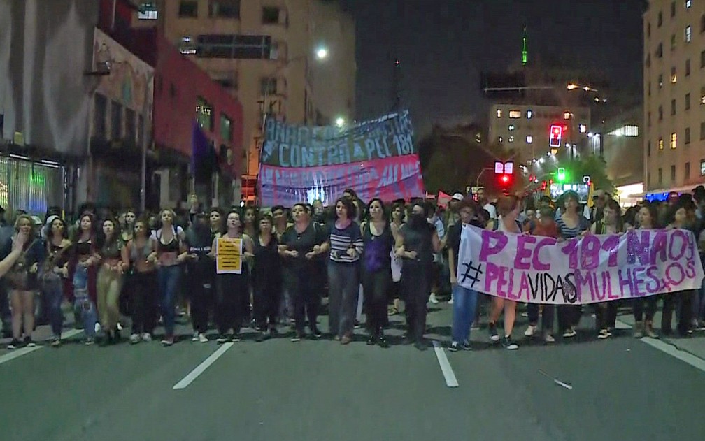 Ato contra a PEC 181 na Rua da Consolação (Foto: GloboNews/Reprodução)