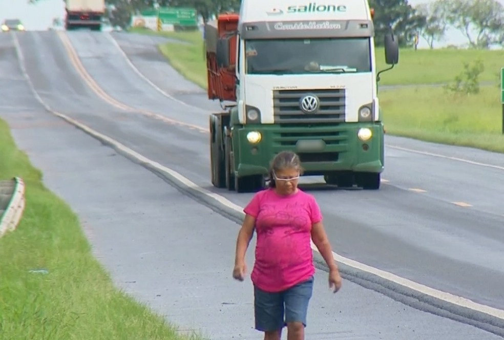 Cerca de 650 famílias precisam atravessar a pista da SP-284 em Paraguaçu Paulista para terem acesso à cidade — Foto: TV TEM/Reprodução