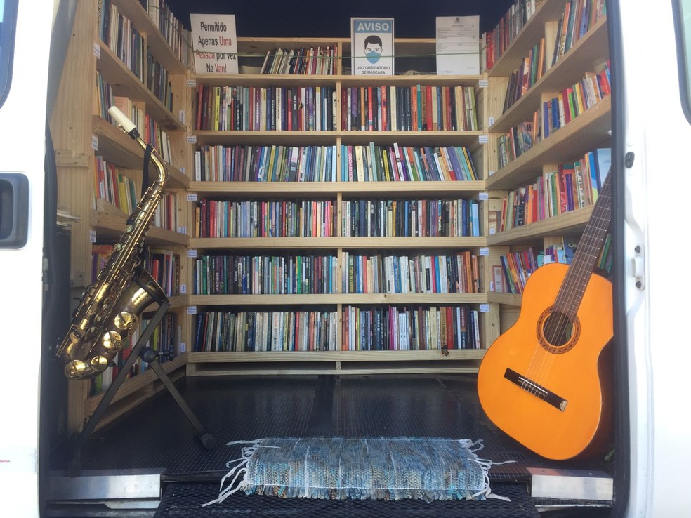 Dentro da van, Pedro Marodin guarda seus livros e instrumentos, além de cozinhar e dormir — Foto: Pedro Marodin/Arquivo pessoal