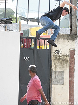 Tito pula o muro e corre dos policiais (Foto: Sangue Bom / TV Globo)