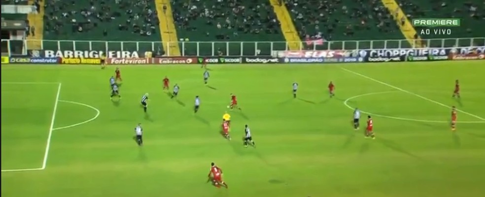 Ferrugem acerta chutaço do meio da rua contra o Figueirense — Foto: Reprodução Premiere