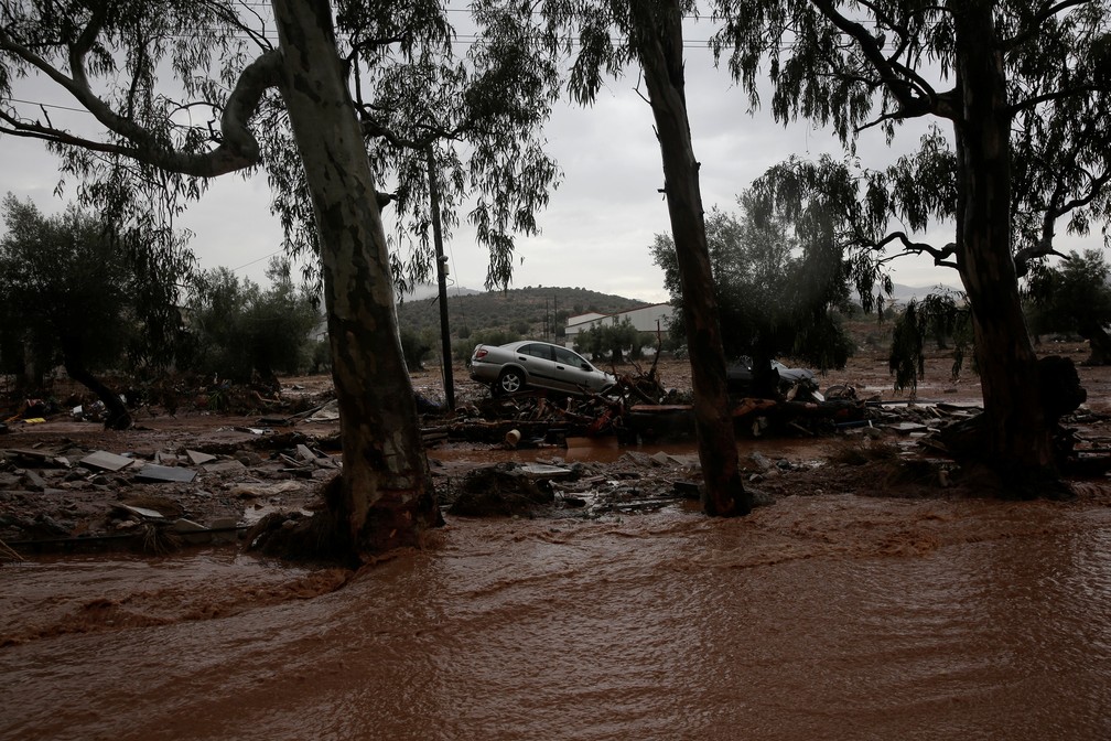 Carro destruído é visto durante inundações-relâmpago na cidade de Mandra, na Grécia (Foto: Alkis Konstantinidis/Reuters)