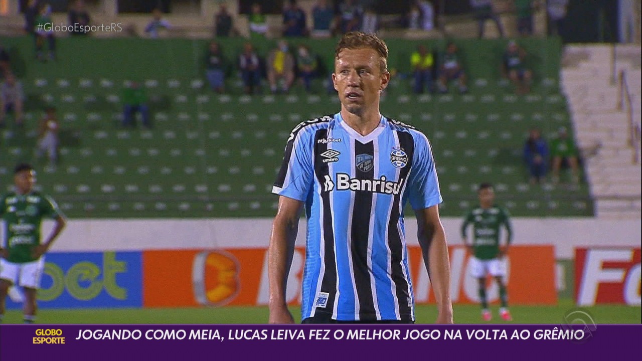Jogando como meia, Lucas Leiva fez o melhor jogo na volta ao Grêmio