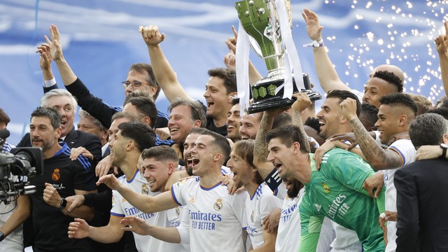 Capitão Marcelo ergue a taça do 35º título espanhol do Real Madrid