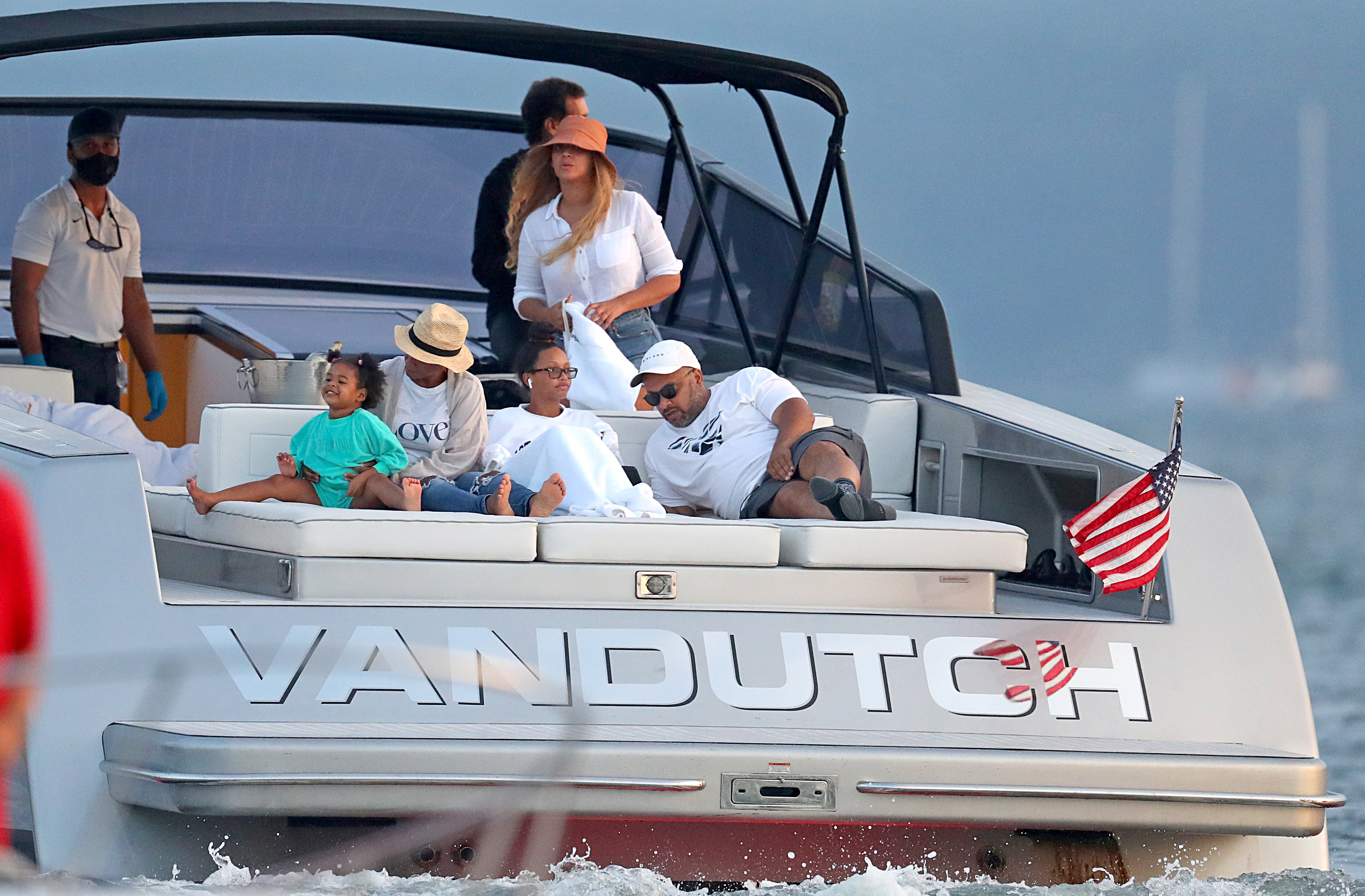 Beyoncé e família durante passeio em iate milionário nos Hamptons (Foto: Reprodução: Twitter)