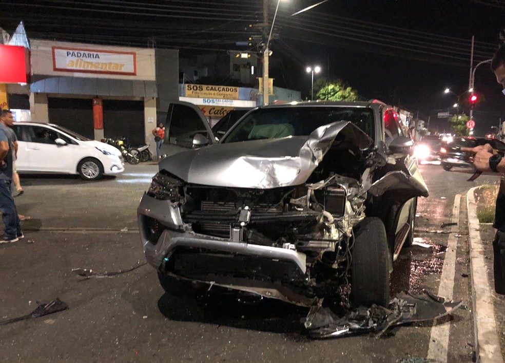 Carro ficou destruído após acidente em Teresina — Foto: Reprodução/WhatsApp