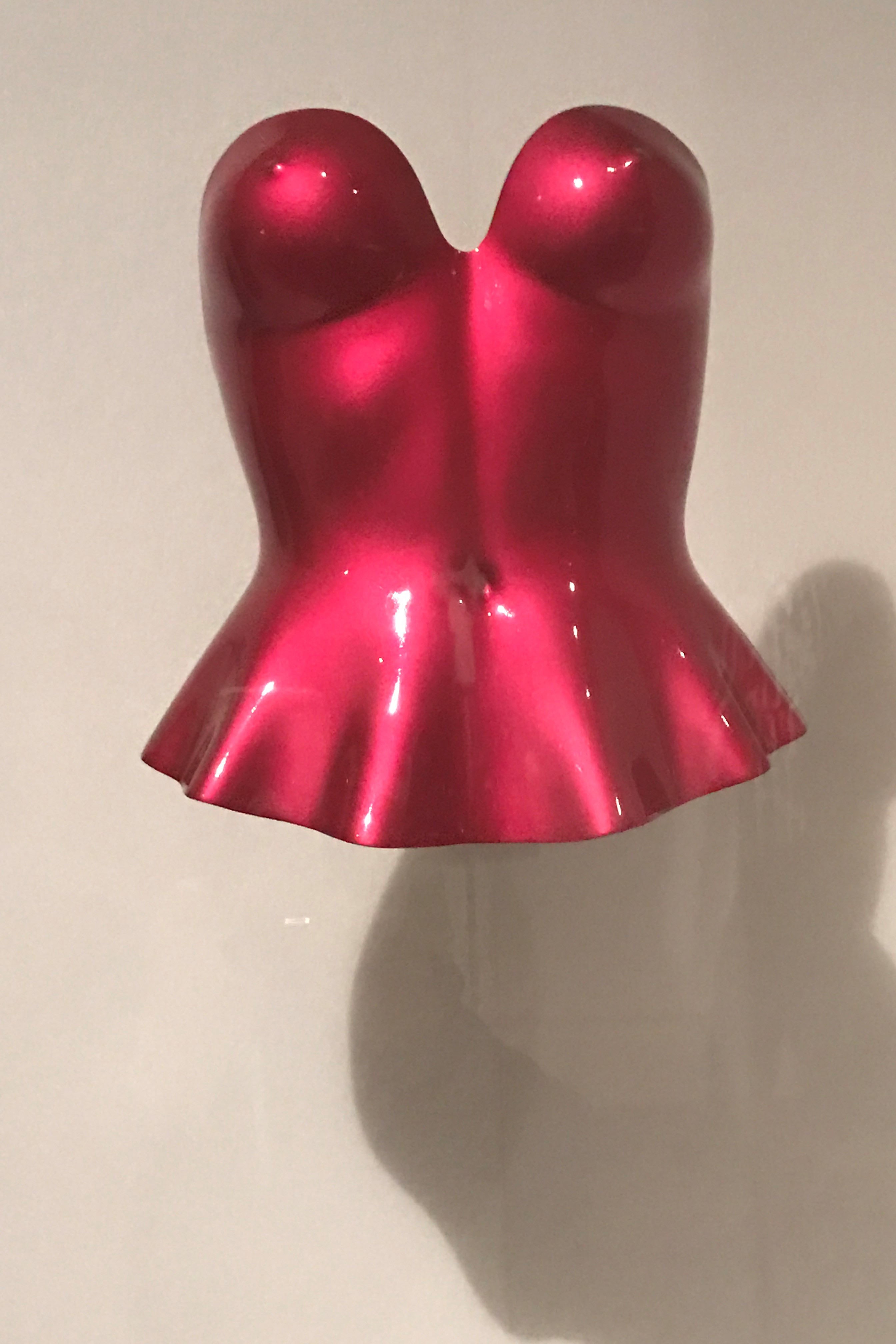 Bustier by Issey Miyake (Japanese, born 1938), Autumn/Winter 1980-81, made from red moulded polyester resin and cellulose nitrate. Purchase, Friends of The Costume Institute Gifts, 2015 (Foto: @SUZYMENKESVOGUE)