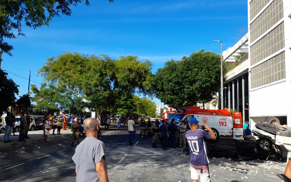 Carros caem de edifício garagem em Salvador — Foto: Arquivo Pessoal