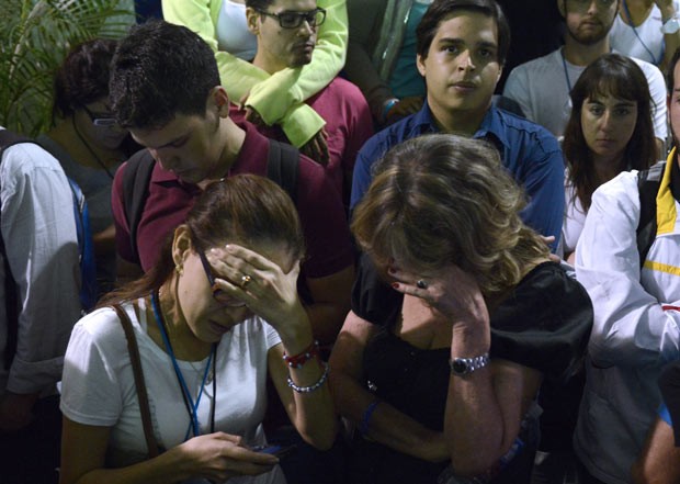 Partidário de Henrique Capriles choram sua derrota neste domingo (14) em Caracas, capital da Venezuela (Foto: AFP)