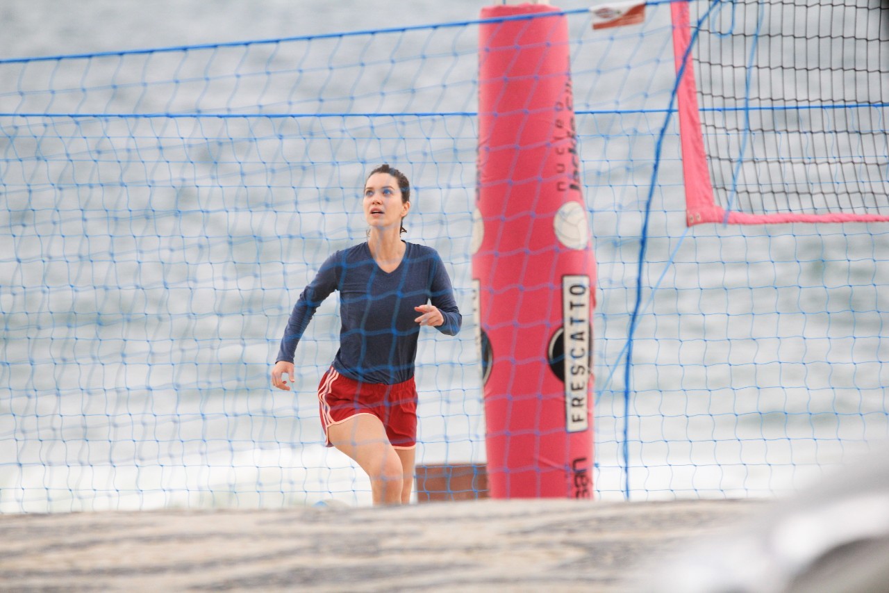 Nathalia Dill participa de jogo de vôlei de praia (Foto: Agnews)