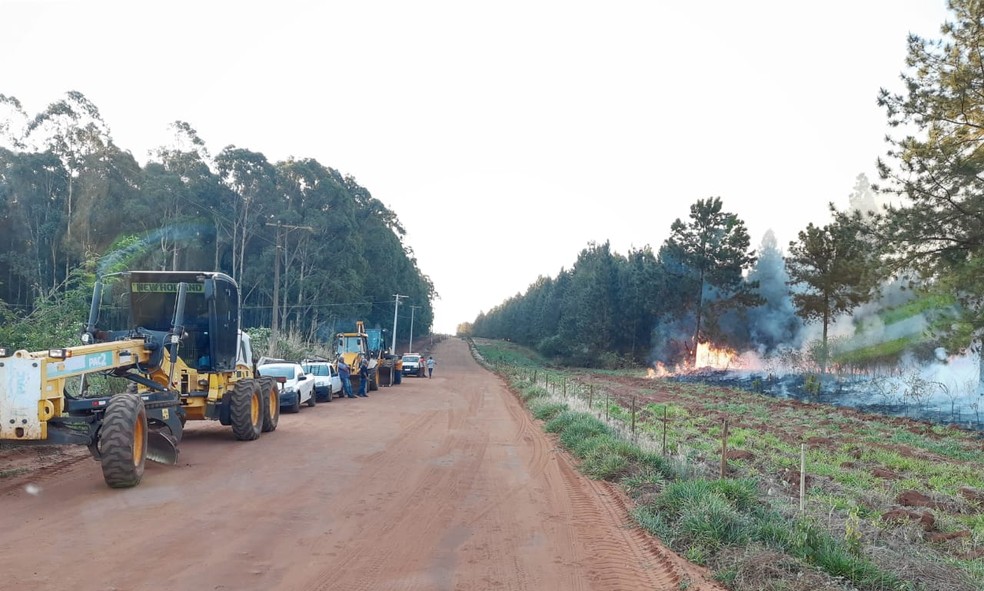 Tratores e caminhões da prefeitura de uma usina da cidade ajudaram no combate às chamas  — Foto: Corpo de Bombeiros/Divulgação