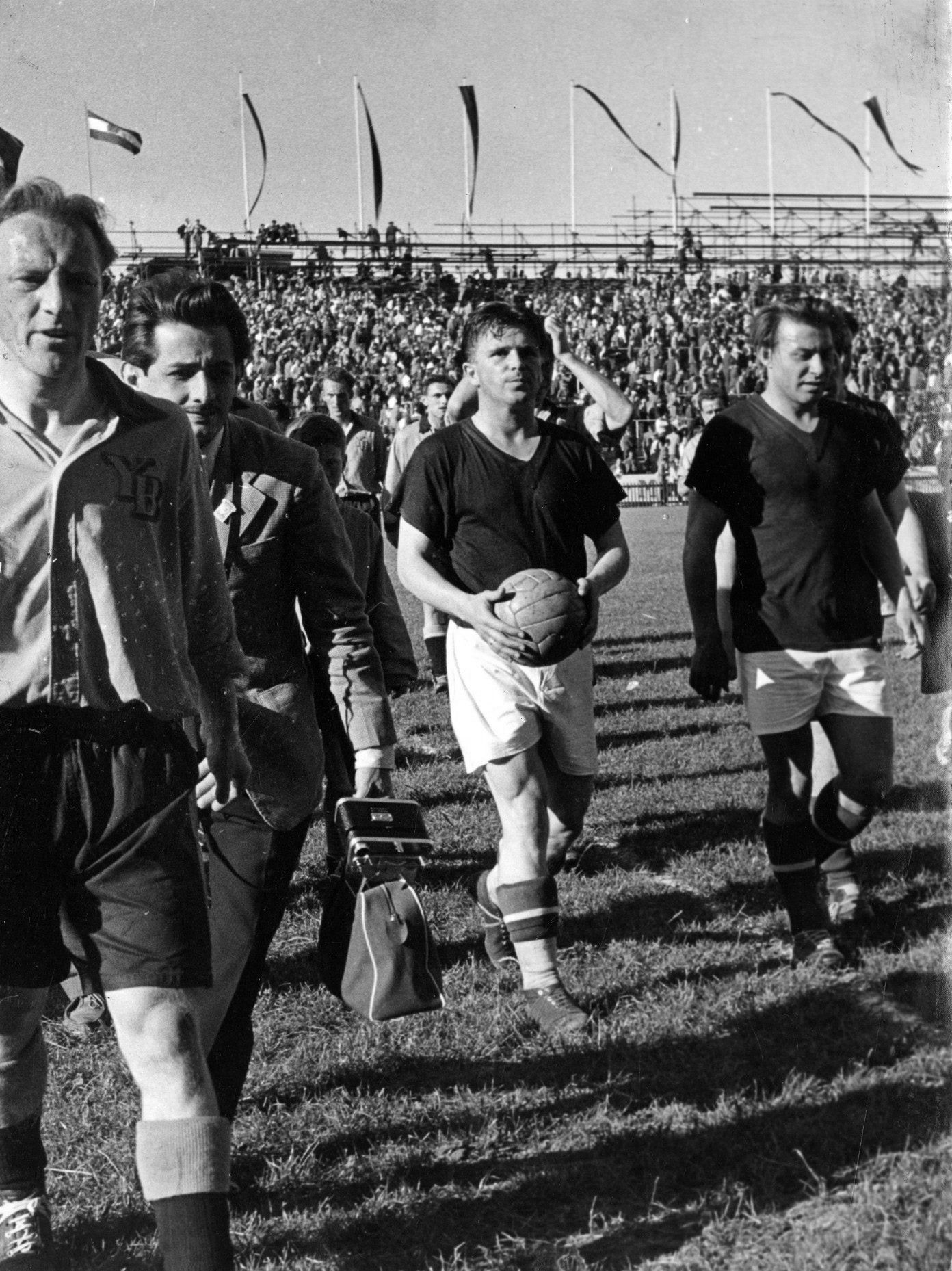 Puskas, com a bola na mão, foi o líder da Hungria que surpreendeu a Copa de 1954 com seu vice-campeonato — Foto: Arquivo/O Globo