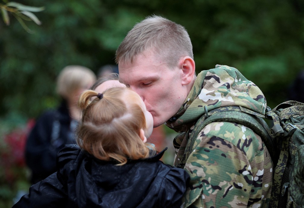 Reservista russo se despede antes de sua partida para uma base militar — Foto: Reuters/Stringer