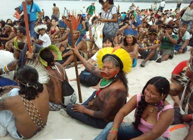 Cacique Raoni participa de desenho humano na areia da praia do Flamengo (Foto: Glauco Araújo/G1)