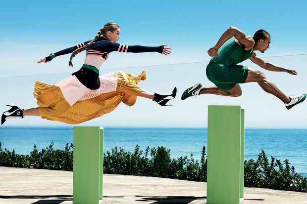 Gigi Hadid e Ashton Eaton na Vogue US de agosto 2016 (Foto: Mario Testino)
