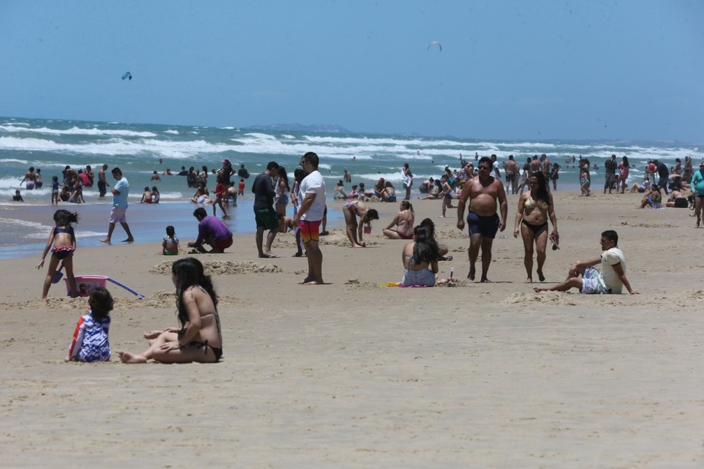 7 de setembro - Praia do Futuro registrou movimento intenso durante a manhã desta segunda (7) — Foto: José Leomar