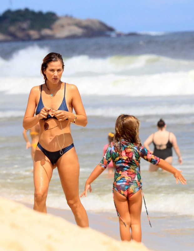 Luiza Valdetaro curte praia com a caçula, Sophia (Foto: JC Pereira/AgNews)