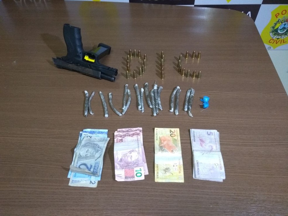 Daniel Ribeiro da Mata, de 25 anos, e Marcos Davi Costa Damasceno, de 19 anos, foram presos com uma pistola 9 milímetros, munições, drogas e dinheiro (Foto: Karolini Oliveira/G1 AC)