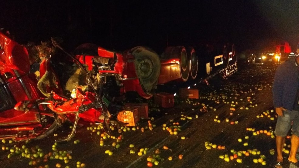 Carreta capotou e carga de tomate ficou espalhada na Francisco Alves Negrão (SP-258), em Itararé (SP) — Foto: Arquivo Pessoal