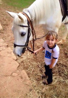 O leitor Nilson Jacob enviou a foto de sua filha junto com seu cavalo