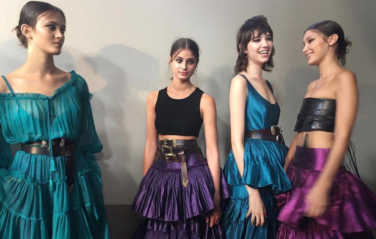 Vestido de festa com cinto? Truque de styling é destaque na MFW. Aqui as apostas da Alberta Ferretti (Foto: Reprodução/Instagram)
