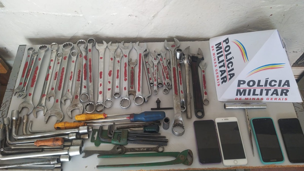 PM apreende ferramentas, bateria de caminhão e celulares em Montes Claros; um homem foi preso