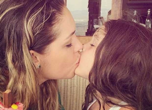 Tania Mara beija Maysa (Foto: Reprodução/Instagram)