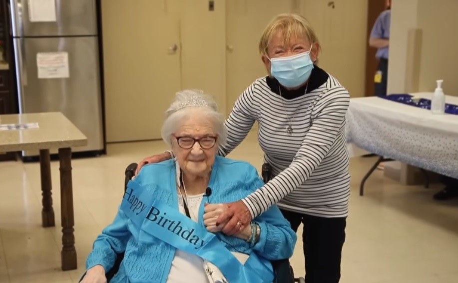 Mulher adotada reencontra mãe biológica e celebra seu aniversário de 98 anos (Foto: reprodução/ YouTube)