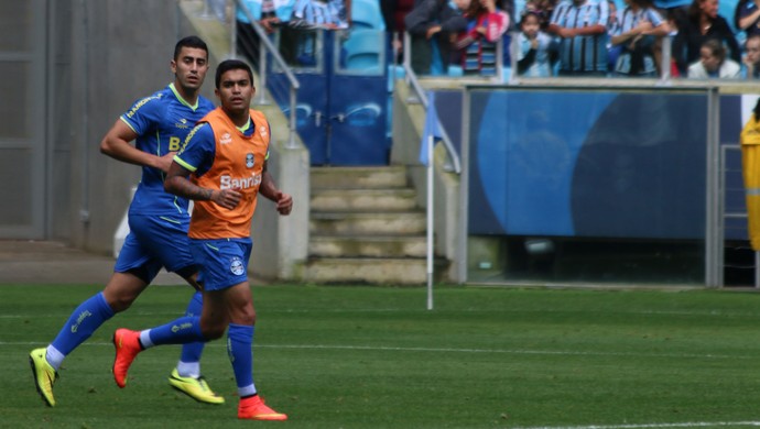 Sob olhar de Felipão, técnico interino escala Dudu e saca Fernandinho