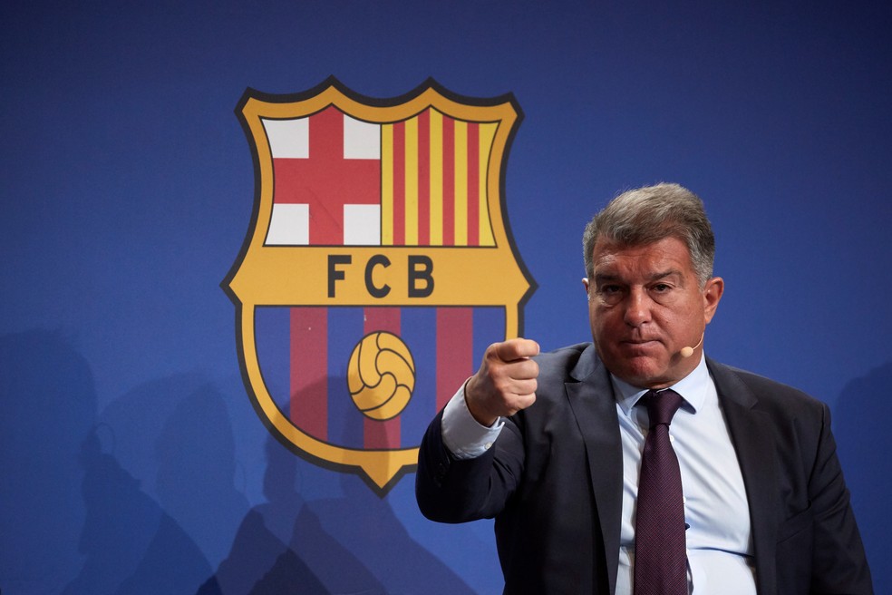 Joan Laporta explicou situao de Dembl, que permanecer no Barcelona at o fim da temporada  Foto: Efe