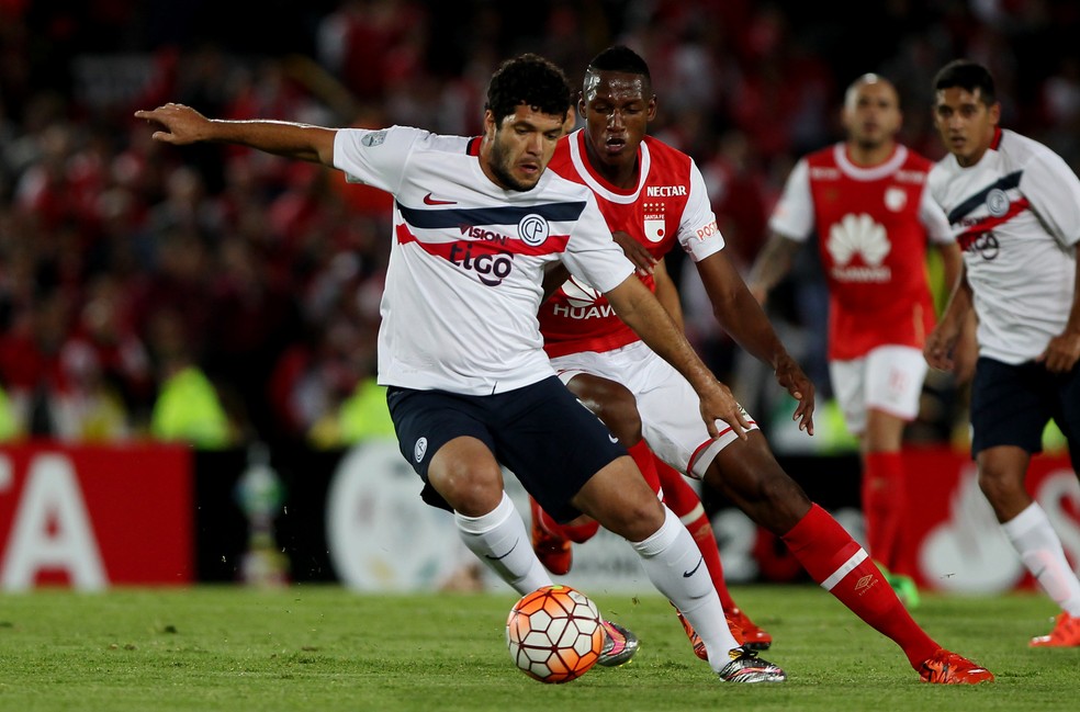 Ortigoza defendendo o Cerro Porteño (Foto: EFE)