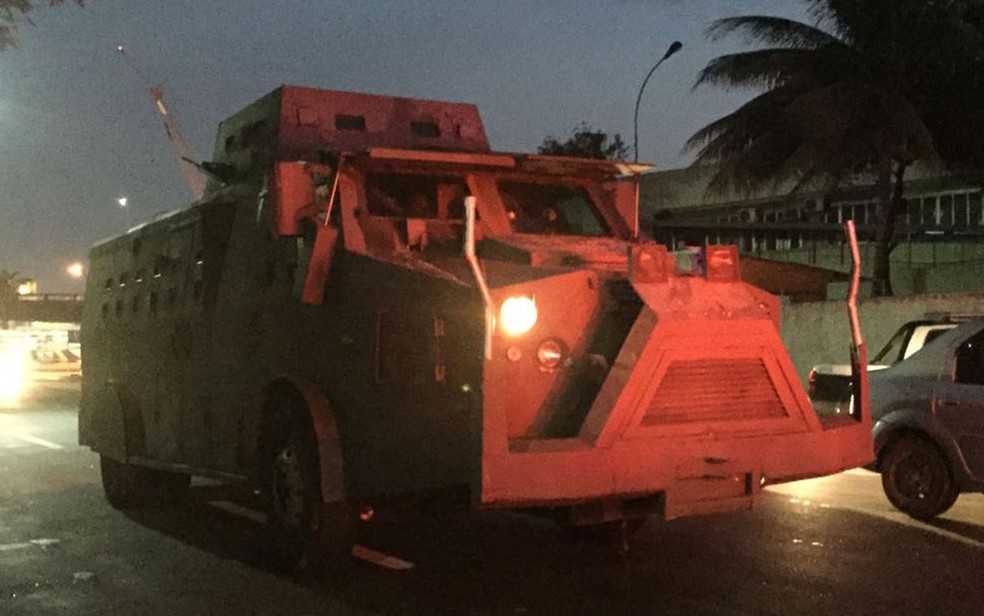 Um veículo blindado circulava pelas ruas de Niterói desde o fim da madrugada (Foto: Cristina Boeckel / G1)