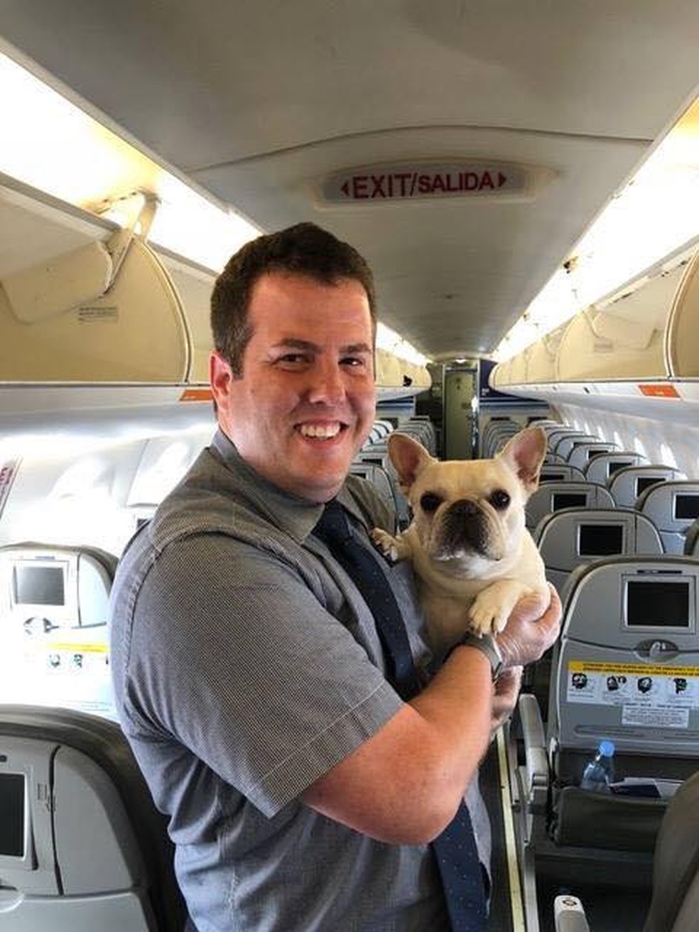 O comissário Renaud Fenster com cachorra Darcy, ajudada em voo (Foto: Michele Burt/Reprodução/Facebook)
