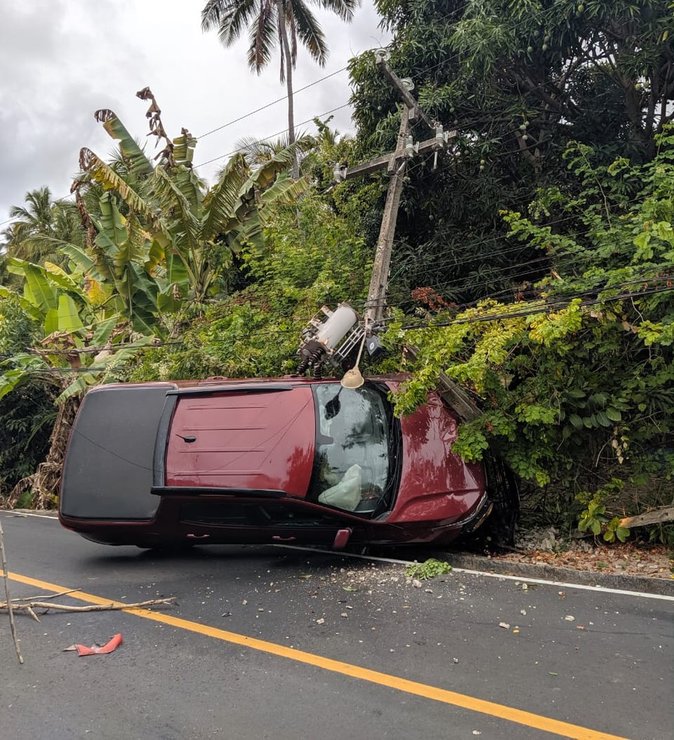 Carro bate em poste em Japaratinga — Foto: Ascom/Bombeiros