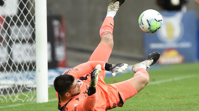 Tiago Volpi, do São Paulo, defende o pênalti cobrado por Pedro, do Flamengo