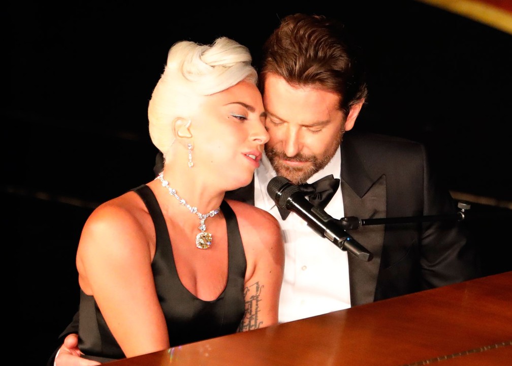 Lady Gaga se emociona com o Oscar de Canção Original de ...