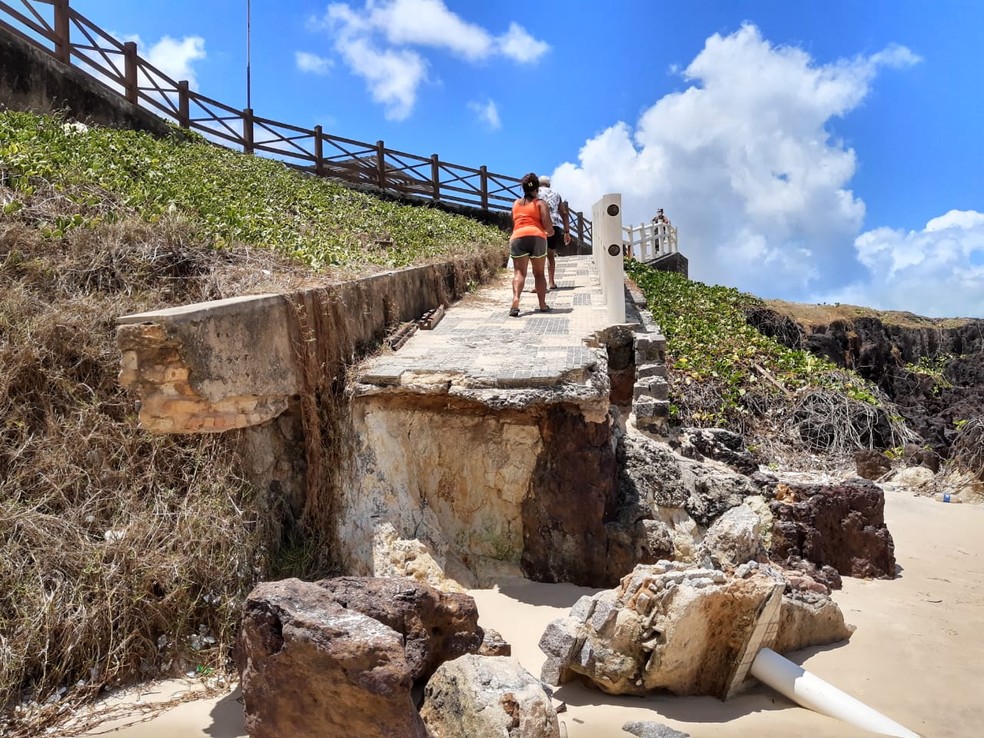 Acesso à praia também está parcialmente destruído em Areia Preta — Foto: Lucas Cortez/Inter TV Cabugi