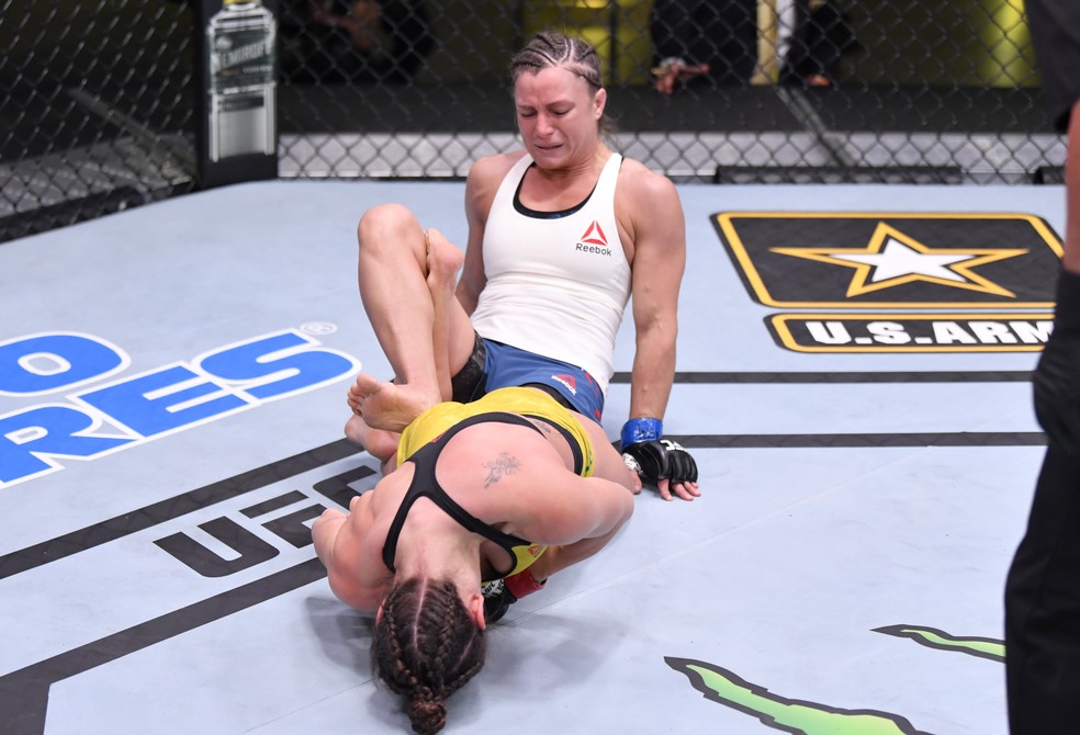 Mackenzie Dern finalizou Hannah Cifers no UFC: Woodley x Burns — Foto: Getty Images