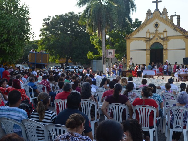 Fiéis assistem missa em homenagem a São sebastião (Foto: Marcelo Marques/ G1)
