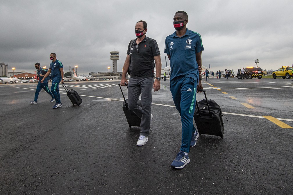 Rogério Ceni e Juan na chegada a São Paulo — Foto: Alexandre Vidal / Flamengo