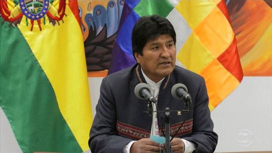 Evo Morales é reeleito na Bolívia no primeiro turno, indica apuração oficial