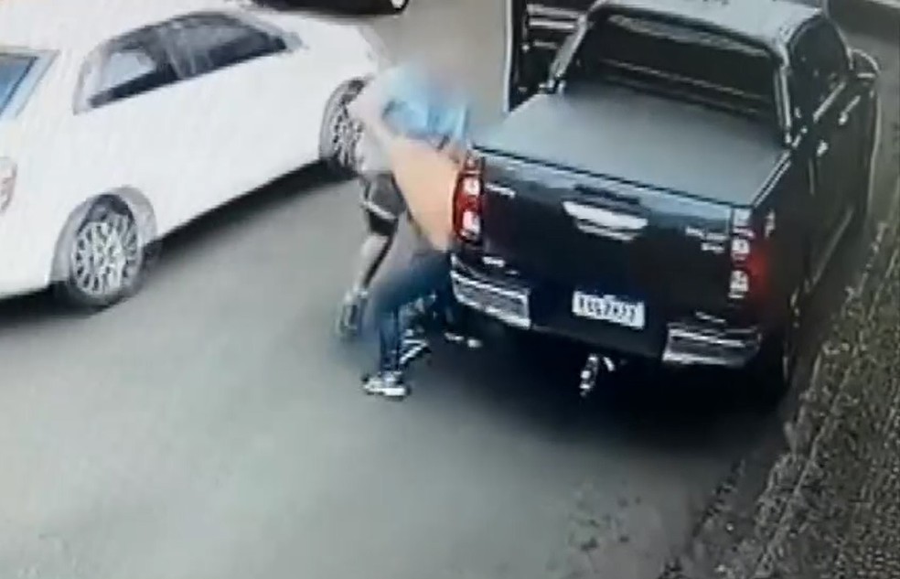 Momento em que homem flagrante tentativa de furto de seu veículo em Americana — Foto: Reprodução/ EPTV