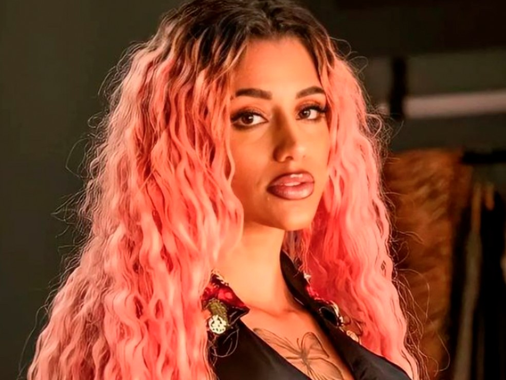 Azzy é Ivy em Vai na Fé — Foto: Reprodução