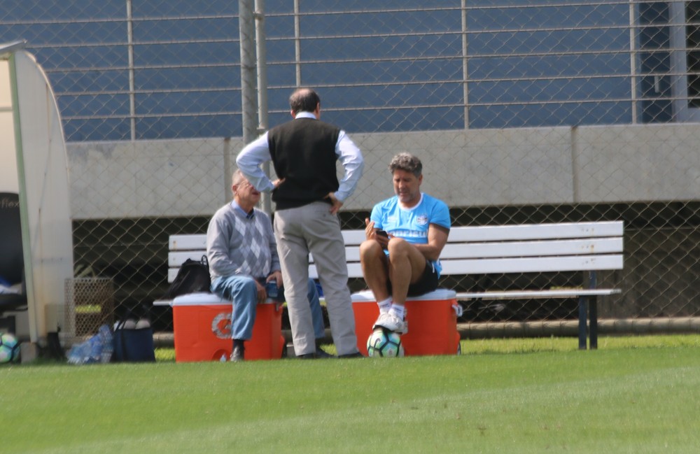 Papo entre Renato e dirigentes marca treino do Grêmio antes de duelo com Sport
