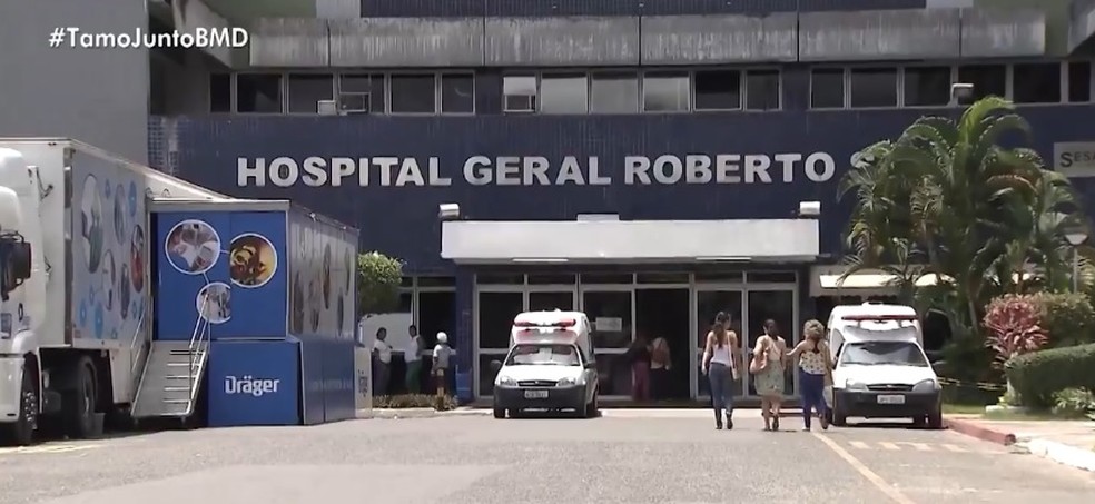 VÃ­tima foi socorrida por uma ambulÃ¢ncia particular e levada para o Hospital Roberto Santos, em Salvador â?? Foto: ReproduÃ§Ã£o/ TV Bahia